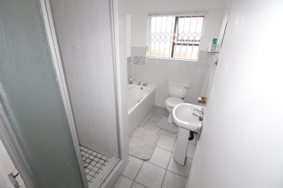 4 Bedroom Property for Sale in Wavecrest Eastern Cape